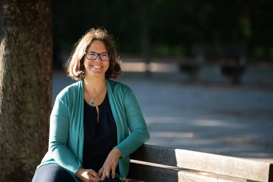 Marie Meyer-Marktl sitzt auf eine Parkbank.