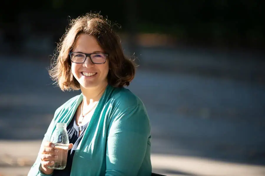 Marie Meyer Marktl sitzt auf einer Bank.