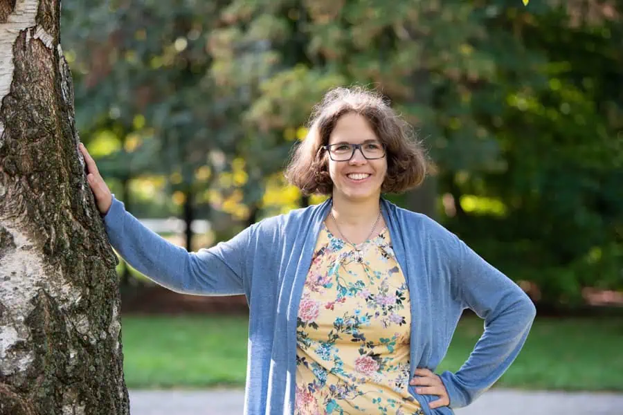 Marie Meyer Marktl lächelt in die Kamera.