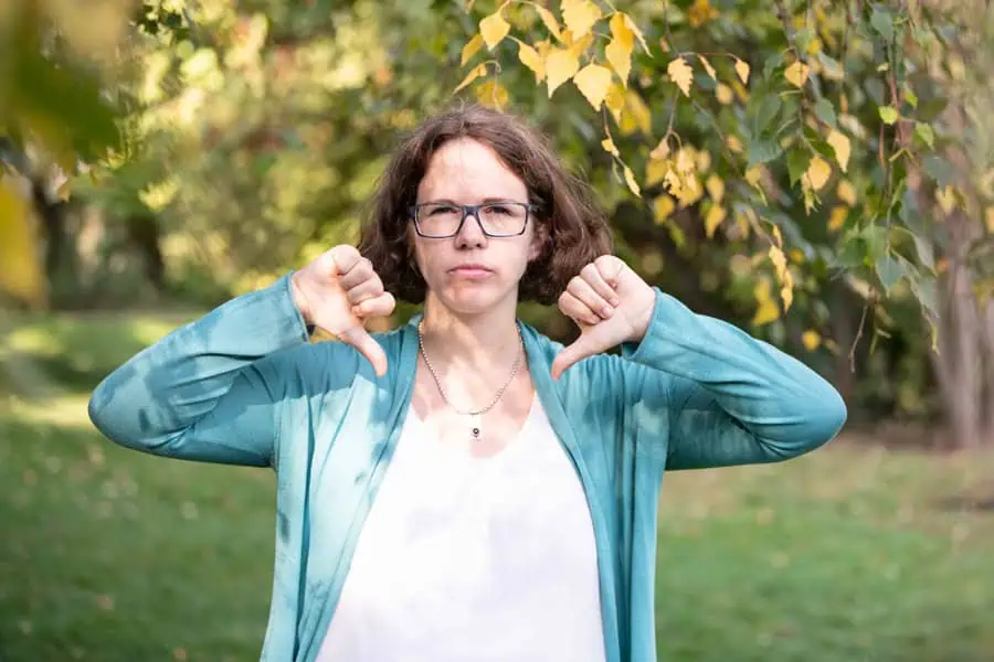 Marie Meyer-Marktl hält beide Daumen nach unten.