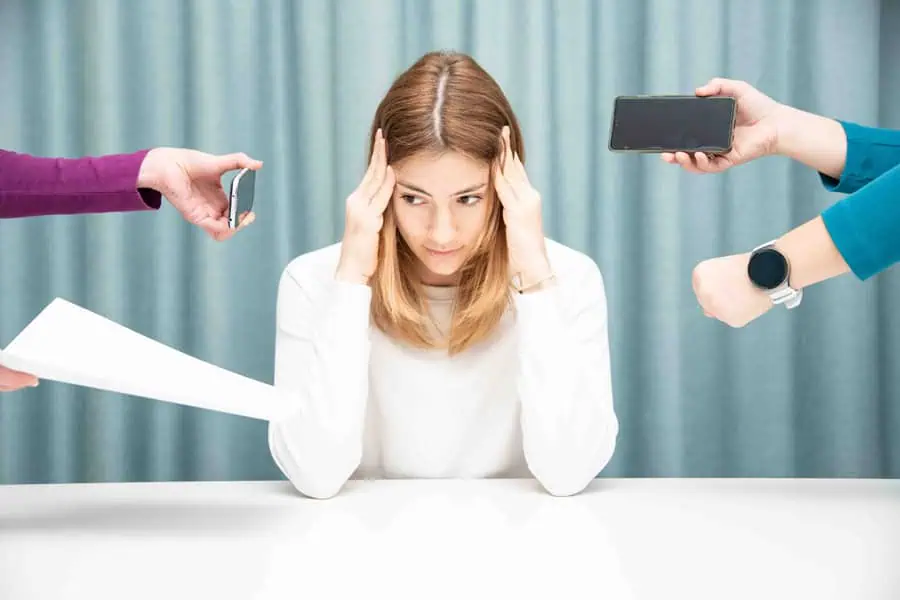 Entscheidungen treffen: Eine Frau ist frustriert und wird mit Aufgaben überschüttet.