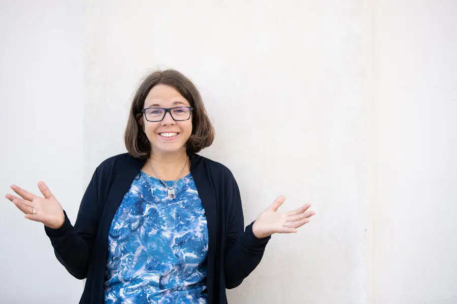 Marie Meyer-Marktl hält die Hände fragend nach oben.