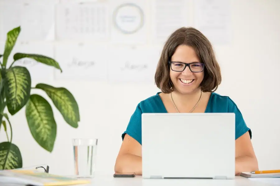 Marie Meyer-Marktl am Computer.