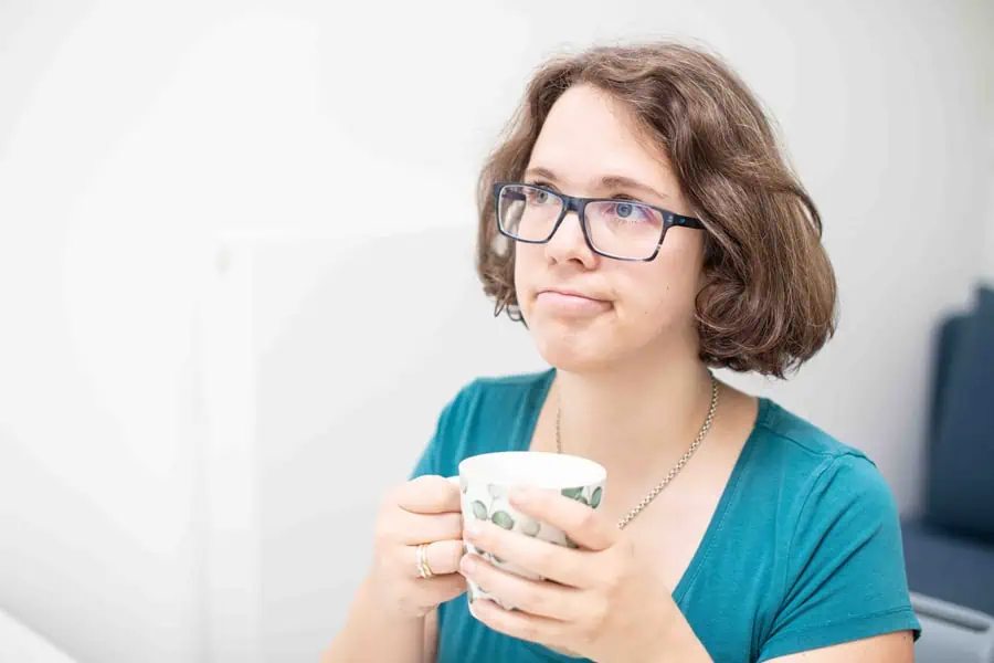 Marie Meyer-Marktl hält eine Tasse in der Hand und schaut frustriert.