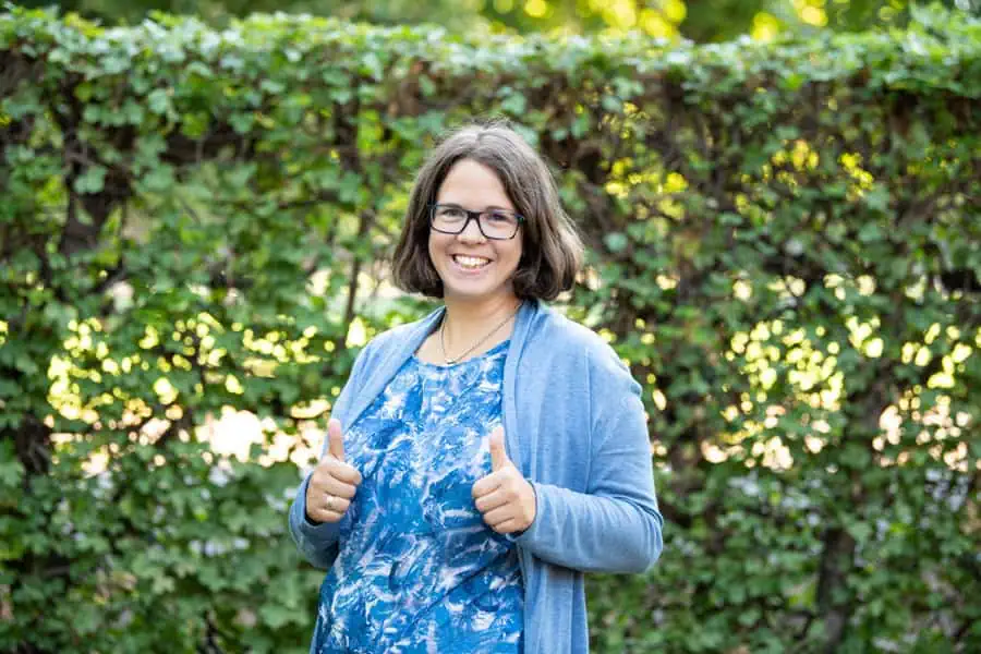 Marie Meyer-Marktl hält die Daumen in die Höhe.