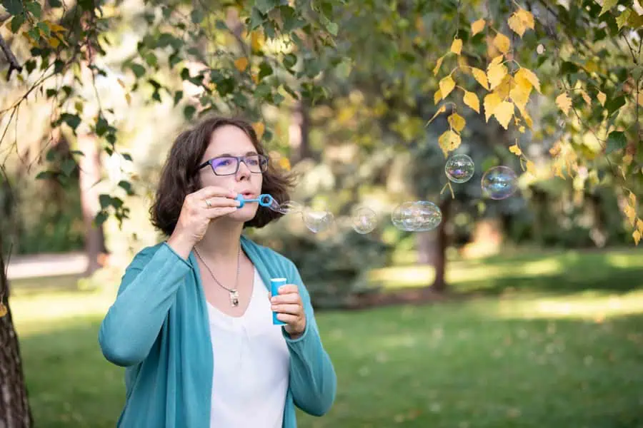 Marie Meyer-Marktl macht Seifenblasen.