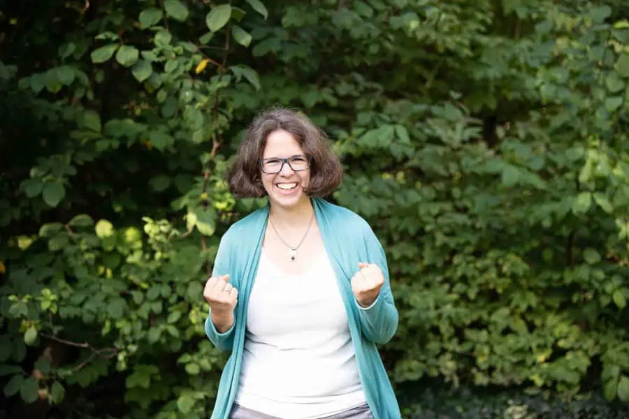 Selbständigkeit starten: Marie Meyer-Marktl ballt die Fäuste und lächelt motivierend.