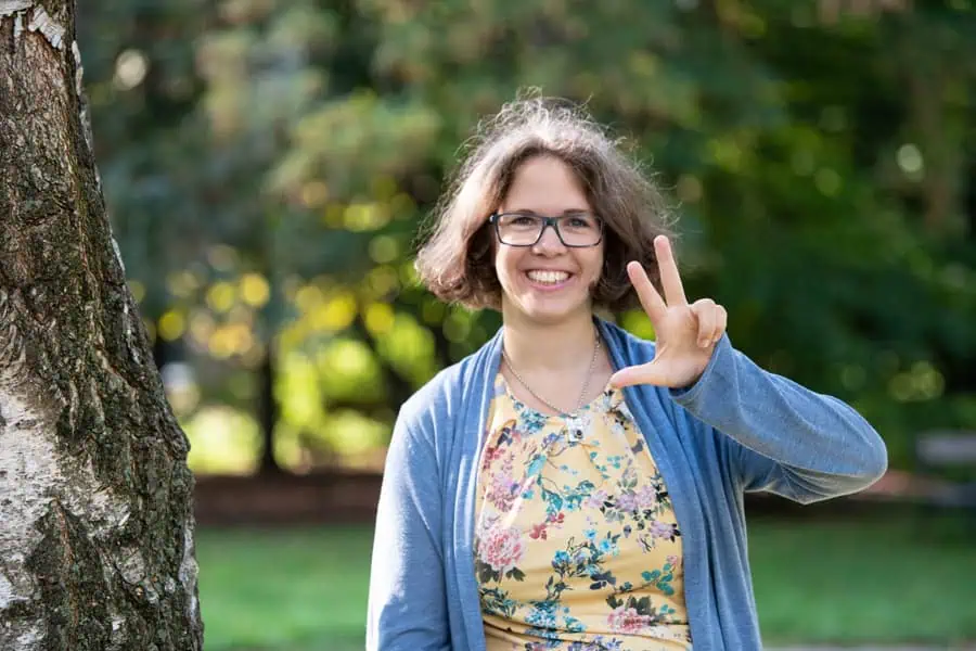 Marie Meyer Marktl hält drei Finger in die Höhe