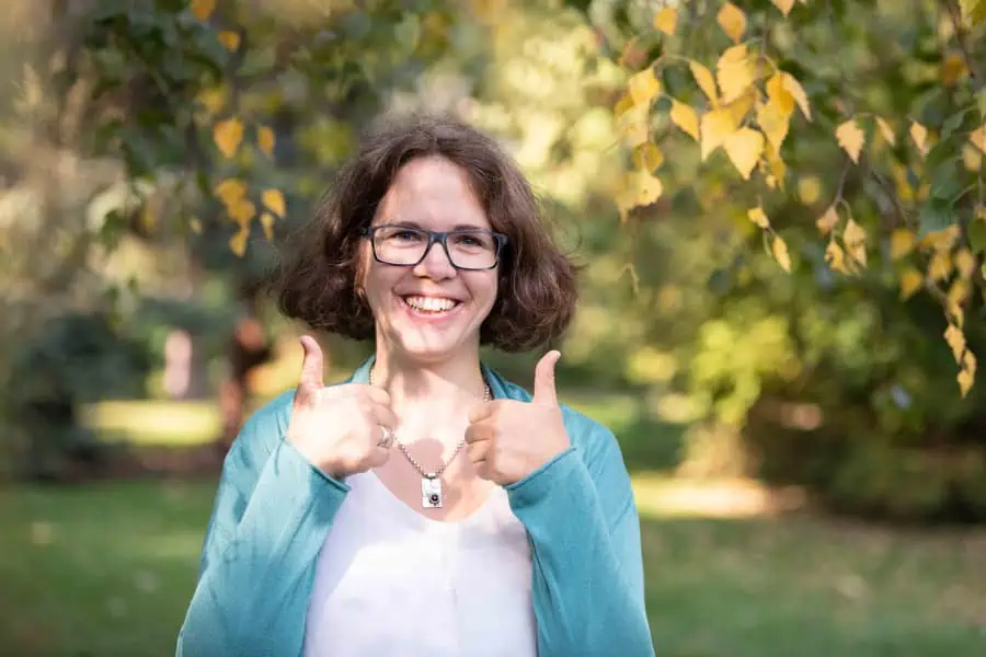 Marie Meyer Marktl hält die Daumen in die Kamera.