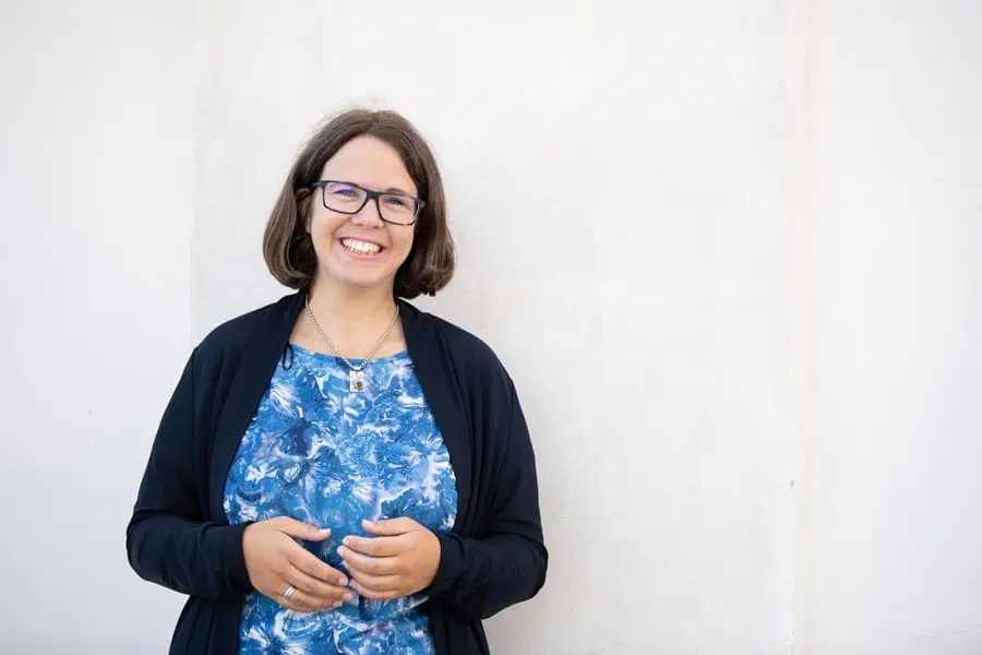 Marie Meyer Marktl schaut motivierend in die Kamera.