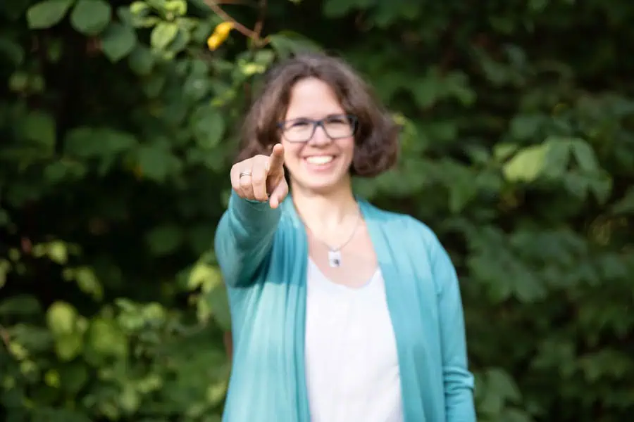 Marie Meyer Marktl deutet mit den Finger in die Kamera.