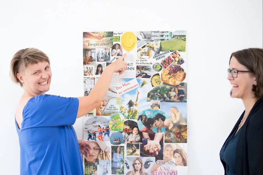 Marie Meyer Marktl und Kundin bei einem Vision Board Workshops.