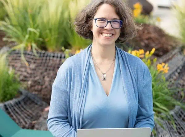 Berufliche Neuorientierun: Marie Meyer Marktl mit Laptop