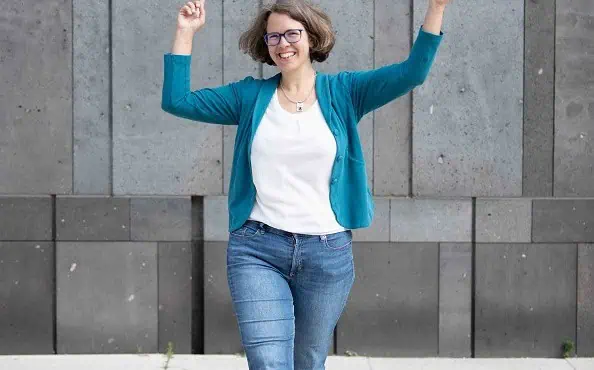 Blockaden lösen, Selbständigkeit starten: Marie Meyer Marktl macht einen Freudensprung