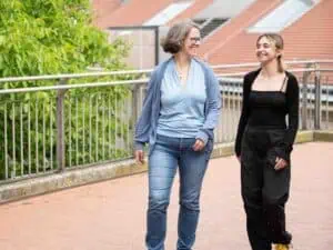 Walk & Coach, Leben verändern: Marie beim Spaziergang mit einer Frau