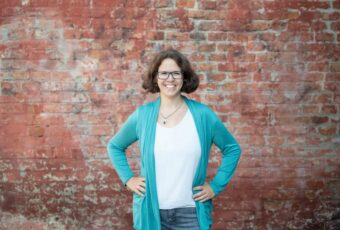 Marie Meyer Marktl stemmt die Hände in die Hüften.