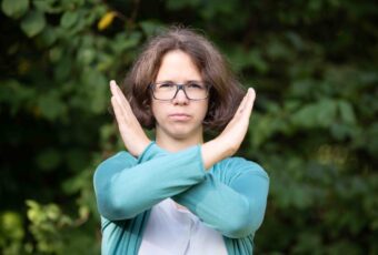 Marie Meyer-Marktl überkreuzt die Hände vor dem Kürper.