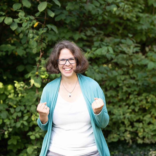 Selbständigkeit starten: Marie Meyer-Marktl ballt die Fäuste und lächelt motivierend.