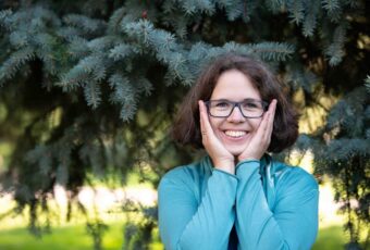 Marie Meyer-Marktl hält die Hände an die Wangen und lächelt.