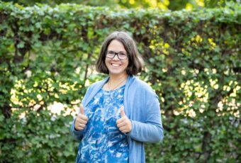 Marie Meyer-Marktl hält die Daumen in die Höhe.