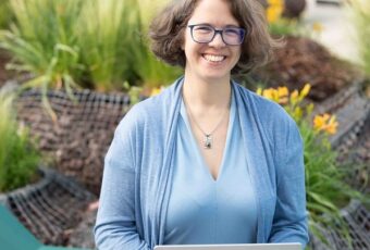 Berufliche Neuorientierun: Marie Meyer Marktl mit Laptop