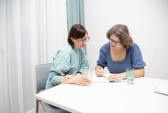 Blockaden lösen, Marie Meyer Marktl beim Coaching mit einer Frau