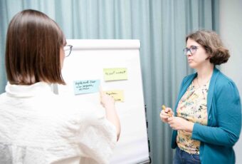 Coaching für EPU, Marie Meyer-Marktl im Gespräch mit einer Frau