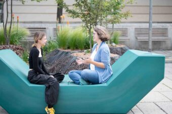 Coaching-Workshop Leben verändern: Marie im Gespräch mit einer Frau