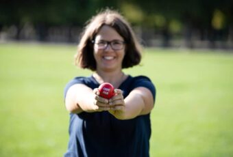Marie Meyer-Marktl hält einen Ball in die Kamera.
