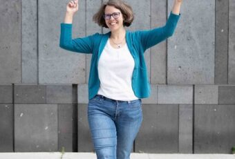 Blockaden lösen, Selbständigkeit starten: Marie Meyer Marktl macht einen Freudensprung