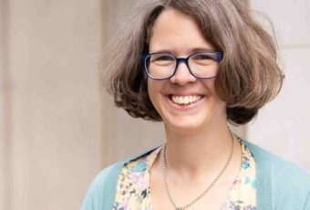 Life Coaching: Marie Meyer-Marktl lachendes Portrait