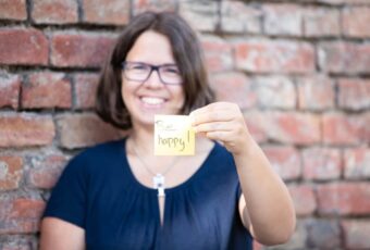 Marie Meyer-Marktl zeigt ein Post it in die Kamera.