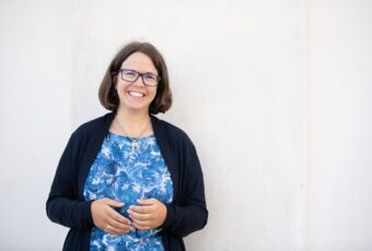 Marie Meyer Marktl schaut motivierend in die Kamera.