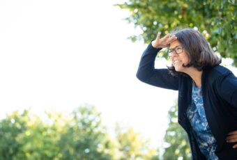 Marie Meyer-Marktl sieht in die Ferne.