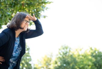 Marie Meyer-Marktl schaut in die Ferne.