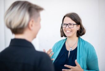 Marie Meyer Marktl spricht mit einer Kundin.