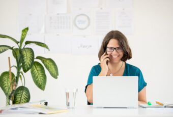 Marie Meyer-Marktl telefoniert.