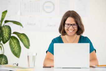 Marie Meyer-Marktl am Computer.