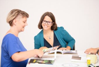 Marie Meyer Marktl hält einen Gruppen-Workshop.