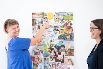 Marie Meyer Marktl und Kundin bei einem Vision Board Workshops.