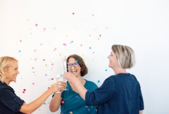 Marie Meyer Marktl feiert.