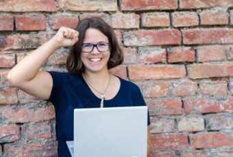 Berufliche Neuorientierung: Marie Meyer Marktl hält freudig die Faust in die Höhe.