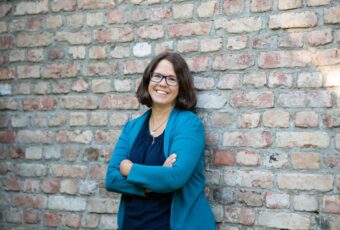 Erfolgreich gründen: Marie Meyer Marktl lächelt in die Kamera.