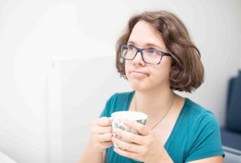 Marie Meyer-Marktl hält eine Tasse in der Hand und schaut frustriert.