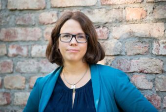 Marie Meyer-Marktl schaut frustriert.