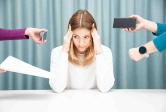 Entscheidungen treffen: Eine Frau ist frustriert und wird mit Aufgaben überschüttet.